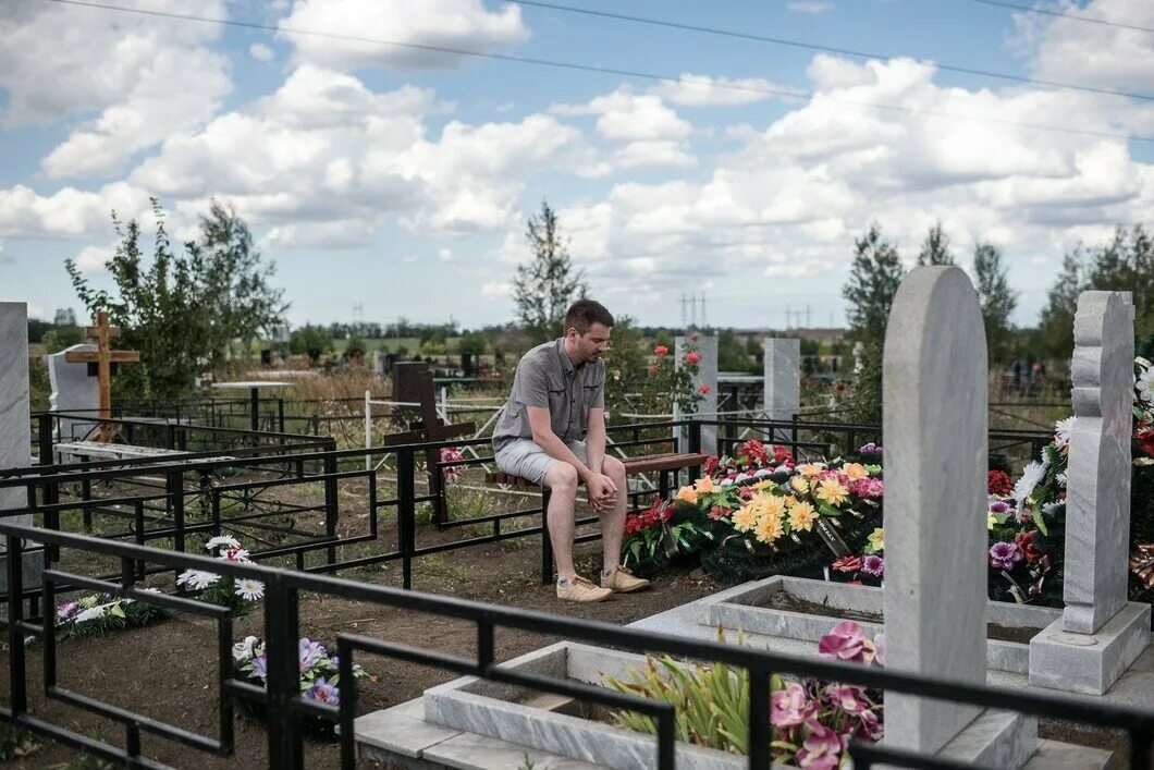 Можно ли беременным идти на кладбище. Жена у могилы. могила супругов. кладбище тимашево.