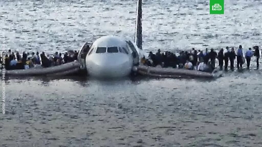 Может ли самолет совершить посадку на воду. Самолет севший на Гудзон 2009. Авиакатастрофа на Гудзоне 2009. Чудо на Гудзоне пилот 2. 15 Января 2009 авиакатастрофа Гудзон пилот.