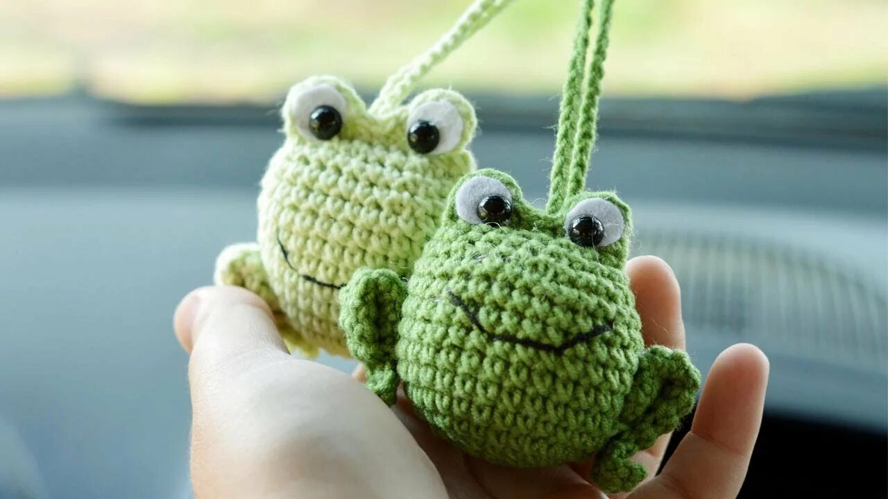 Амигуруми брелок лягушка. Амигуруми брелок лягушка. Лягушонок крючком брелок. Брелок вязаный крючком. Амигуруми брелок лягушка.