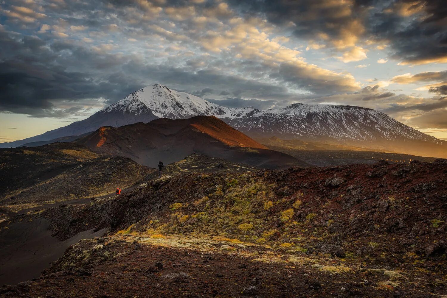 Первозданный край. Вулкан gkjcrbqтолбачик Камчатка. Вулкан острый Толбачик Камчатка. Вулкан плоский Толбачик. Плоский Толбачик Камчатка.