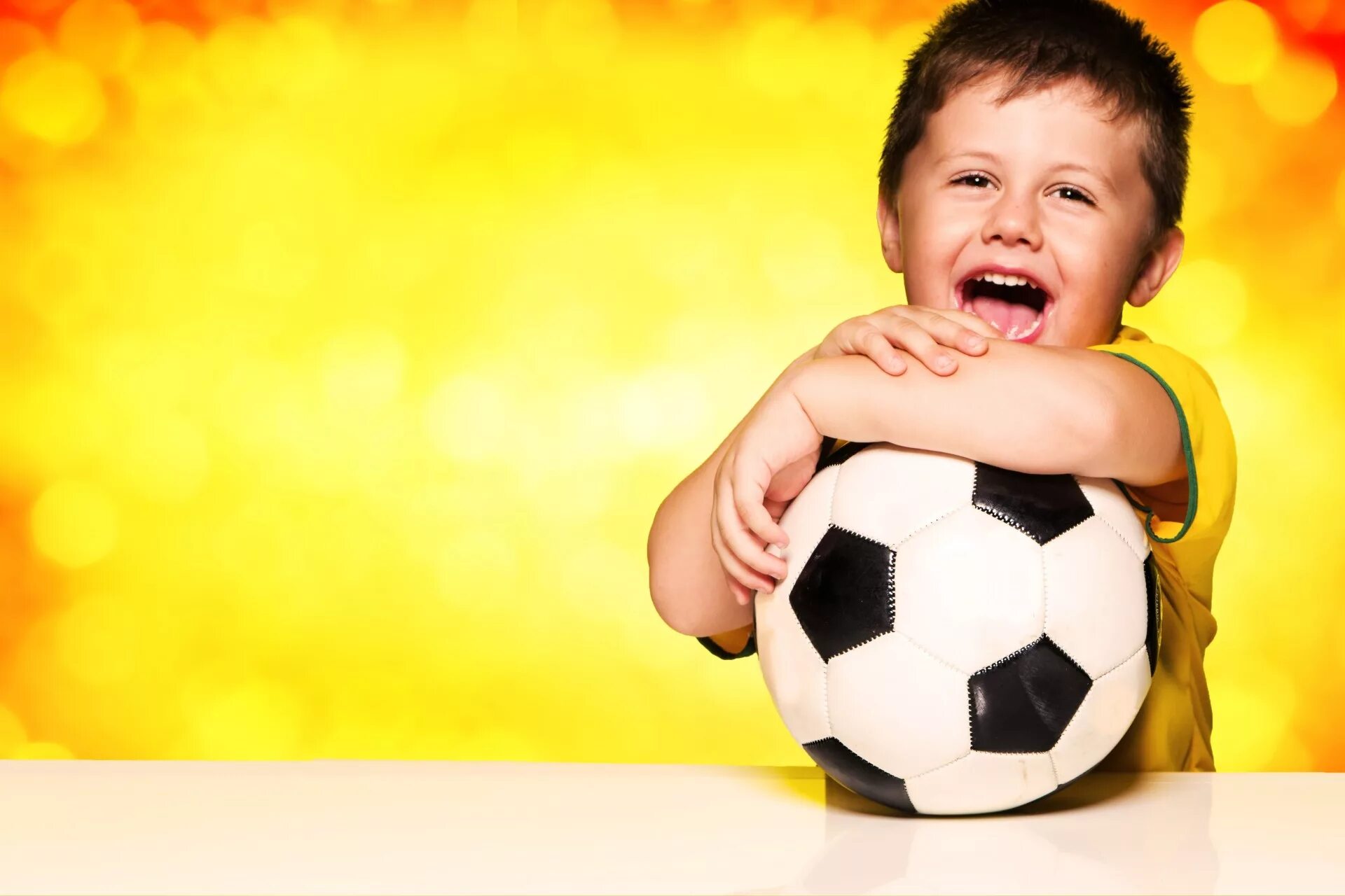 Мальчик мяч футбол. Ребенок с футбольным мячом. Мальчик с футбольным мячиком. Мяч для детей. Детский футбольный мяч.