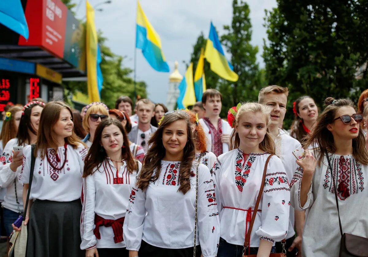 Украинская википедия. Население Украины женщины. Молодежь Украины фото. Население Украины 2013. Население на 14 год Украина.