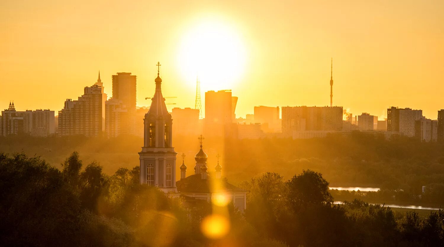 Восход над городом. Рассвет в городе. Солнечное утро в городе. Город солнца.