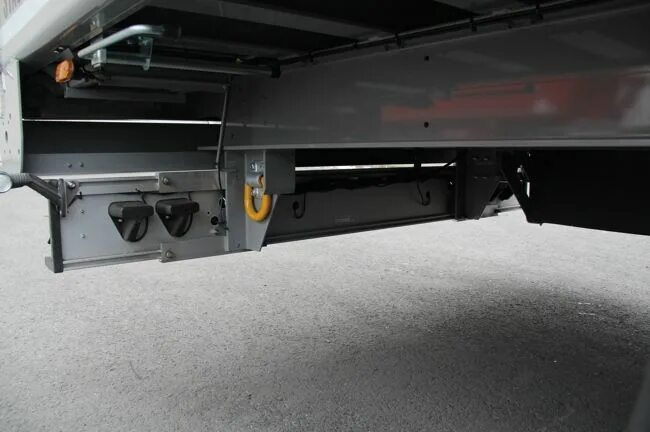 Крепление полуприцепа. Корзина под запаску на полуприцеп маз. Крепление полуприцепа. Полуприцеп шмитц шасси. Поперечина рамы шмитц.