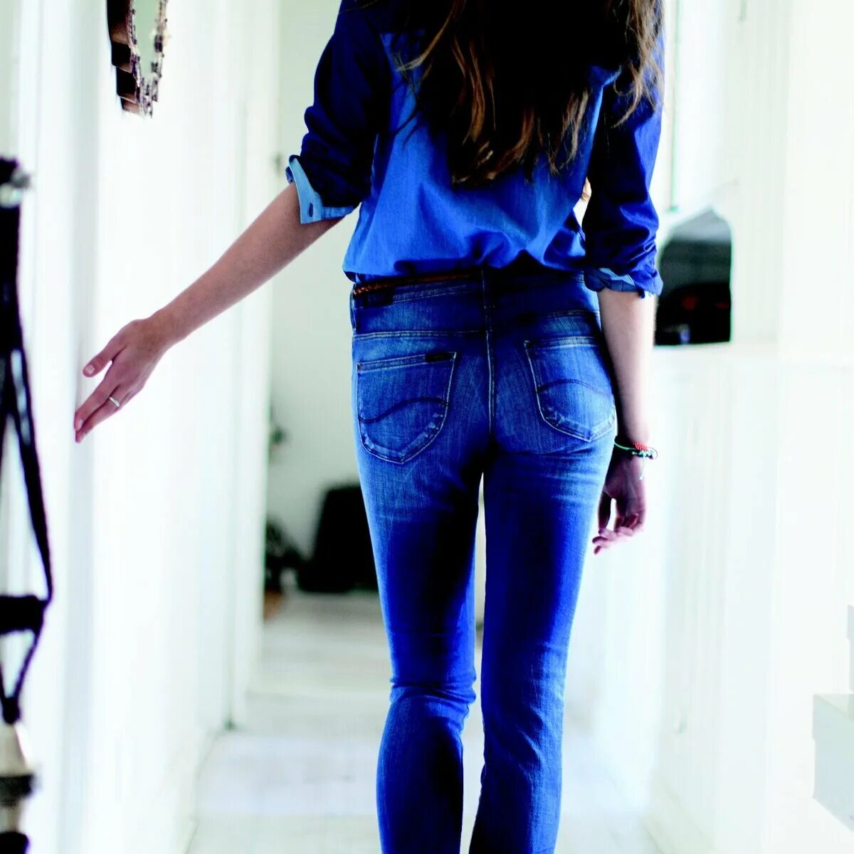 Девушка в джинсах. Джеггинсы. Девушка в синих джинсах. Светло синие джинсы женские. Синие джинсы женские.