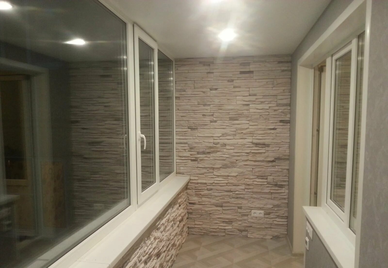 отделка балкона искусственным камнем. отделка лоджии декоративным камнем. обшивка балкона декоративным камнем. декоративный камень на балконе. отделка балкона камнем.