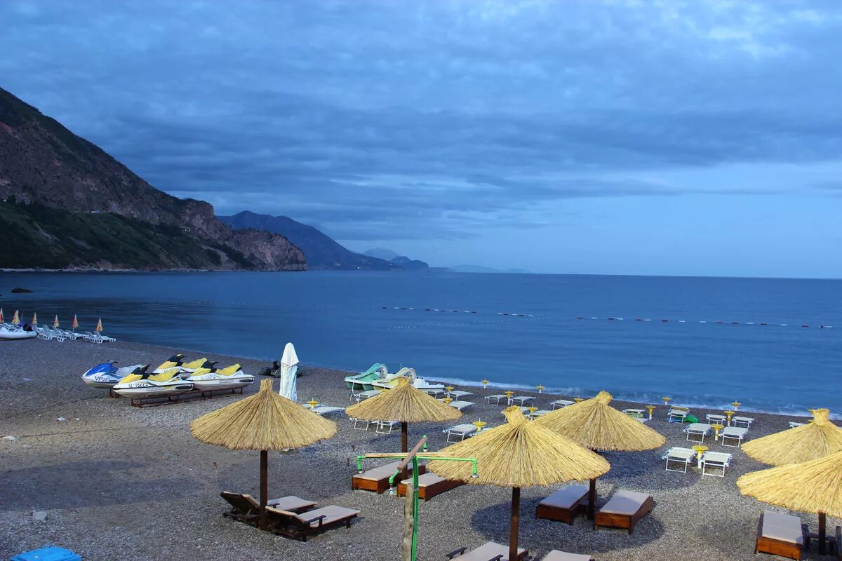 Где лучше в августе. Черногория Монтенегро пляж. Пляж Jaz Будва. Пляж яз Черногория. Пляж Jaz Черногория.