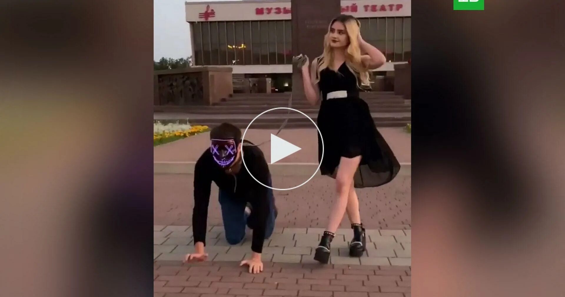 Две девушки на поаовдке. Девочка на поводке. Мужчина на поводке. Выгуливает девочек на поводке. Девушка на поводке.