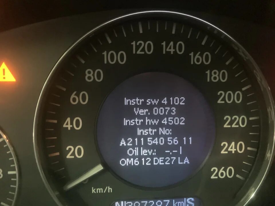 Уровень масла в двигателе w211. W211 индикатор давления масла в двигателе. Мерседес 211 лампа низкого давления масла. Приборка 211 мерс. Уровень масла мерседес w211.