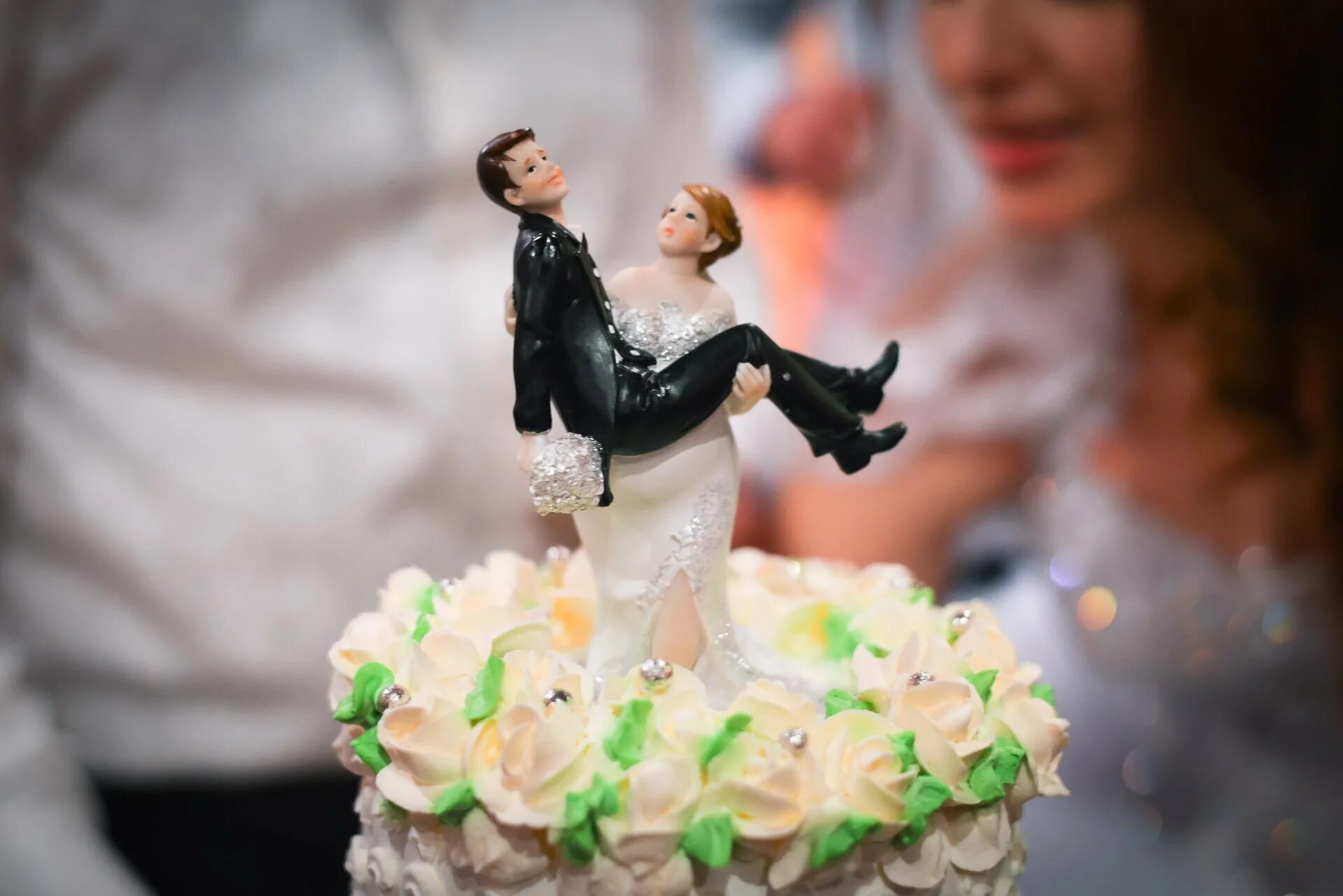 Жених невеста на торт. Свадебный торт!. Фигурки на свадебный торт. Фигурки жениха и невесты на торт. Свадебный торт с фигурками жениха и невесты.