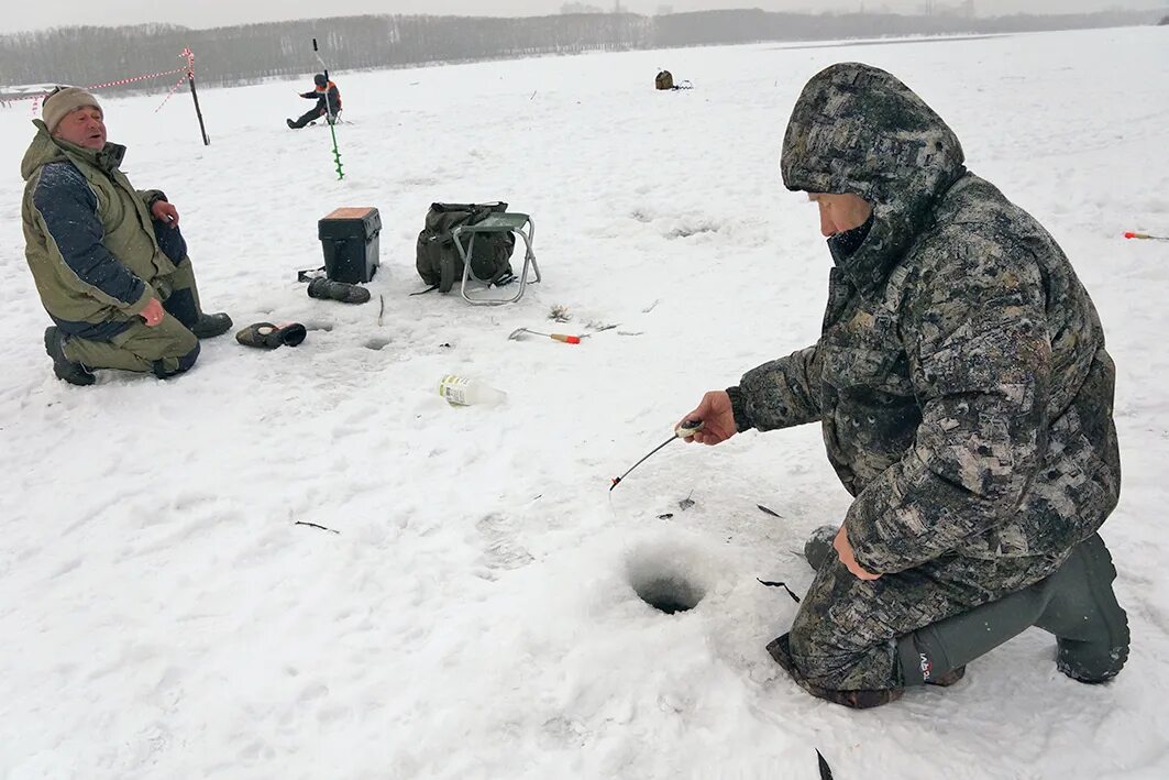 Мормышка на сазана зимой. Рыбалка на севере зимой. Зимняя рыбалка на севере. Зимняя рыбалка. Мужчина на рыбалке зимой.