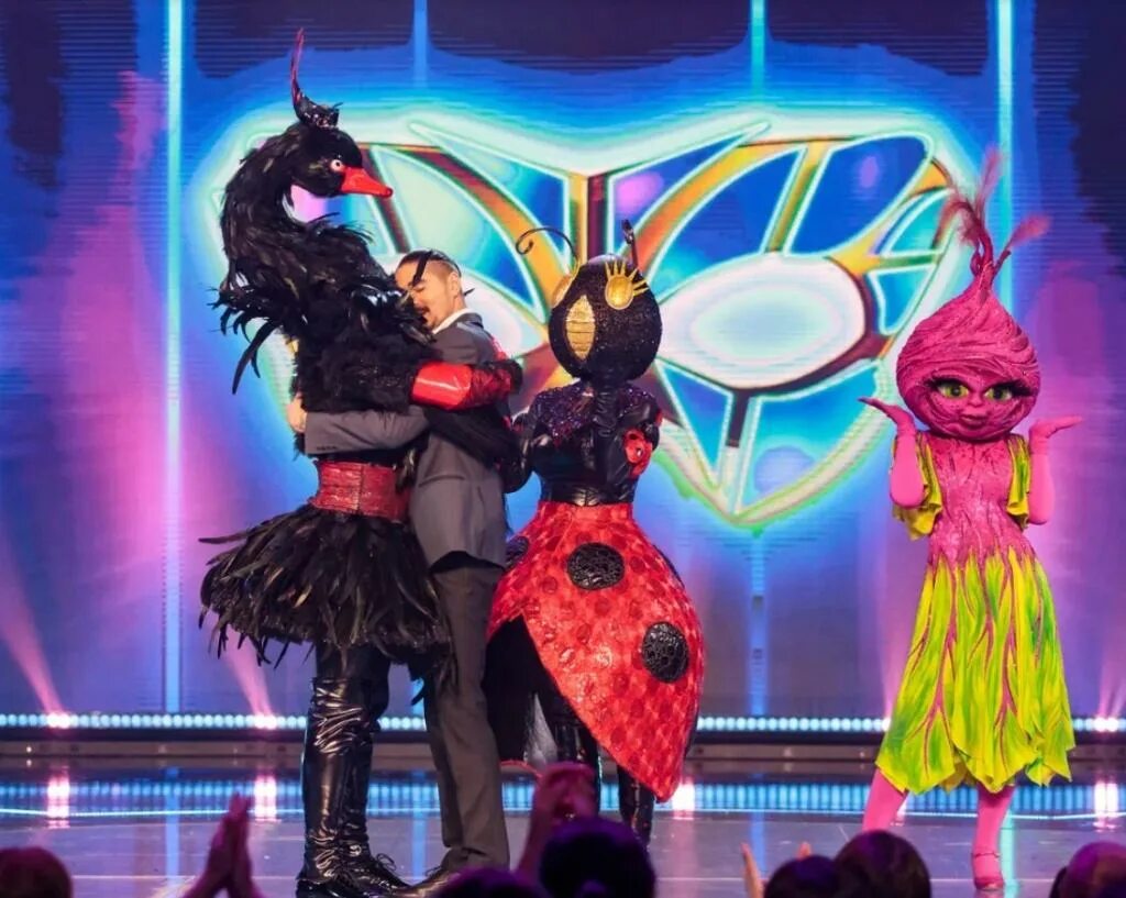 Маска танцы стс 2022 участники. Dance masks. Маска танцы стс 2022. Выступление танцы. Шоу маска танцы божья коровка.