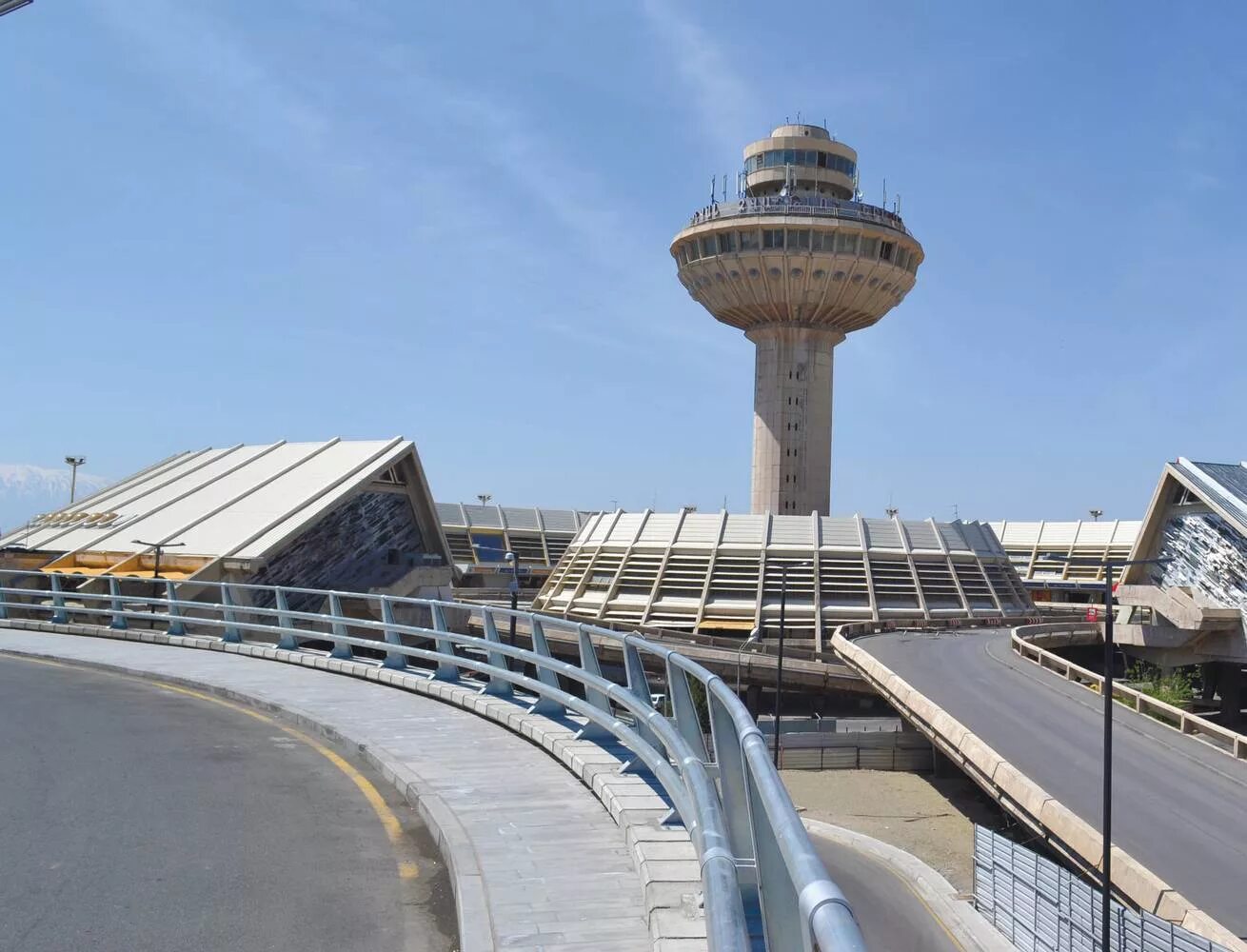 Сайт аэропорта звартноц. Старое здание аэропорта Звартноц. Аэропорт Звартноц новый. Терминал аэропорт Звартноц. Международный аэропорт Ереван Звартноц, Армения.