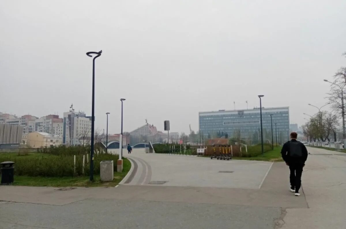 Пермь почему закрыли. Эспланада пермь 2025. холмы на эспланаде в перми. эспланада пермь сегодня. пермь эспланада скамейка власть.