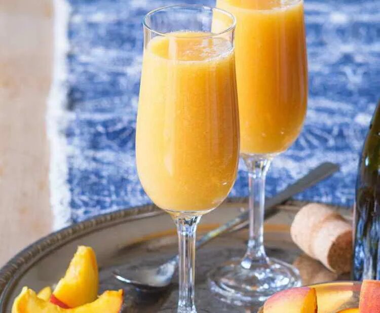 Персиковый беллини. Шампанское с персиковым пюре. Беллини алкогольный коктейль. Коктейль придуманный во флоренции. Беллини (bellini) коктейль.