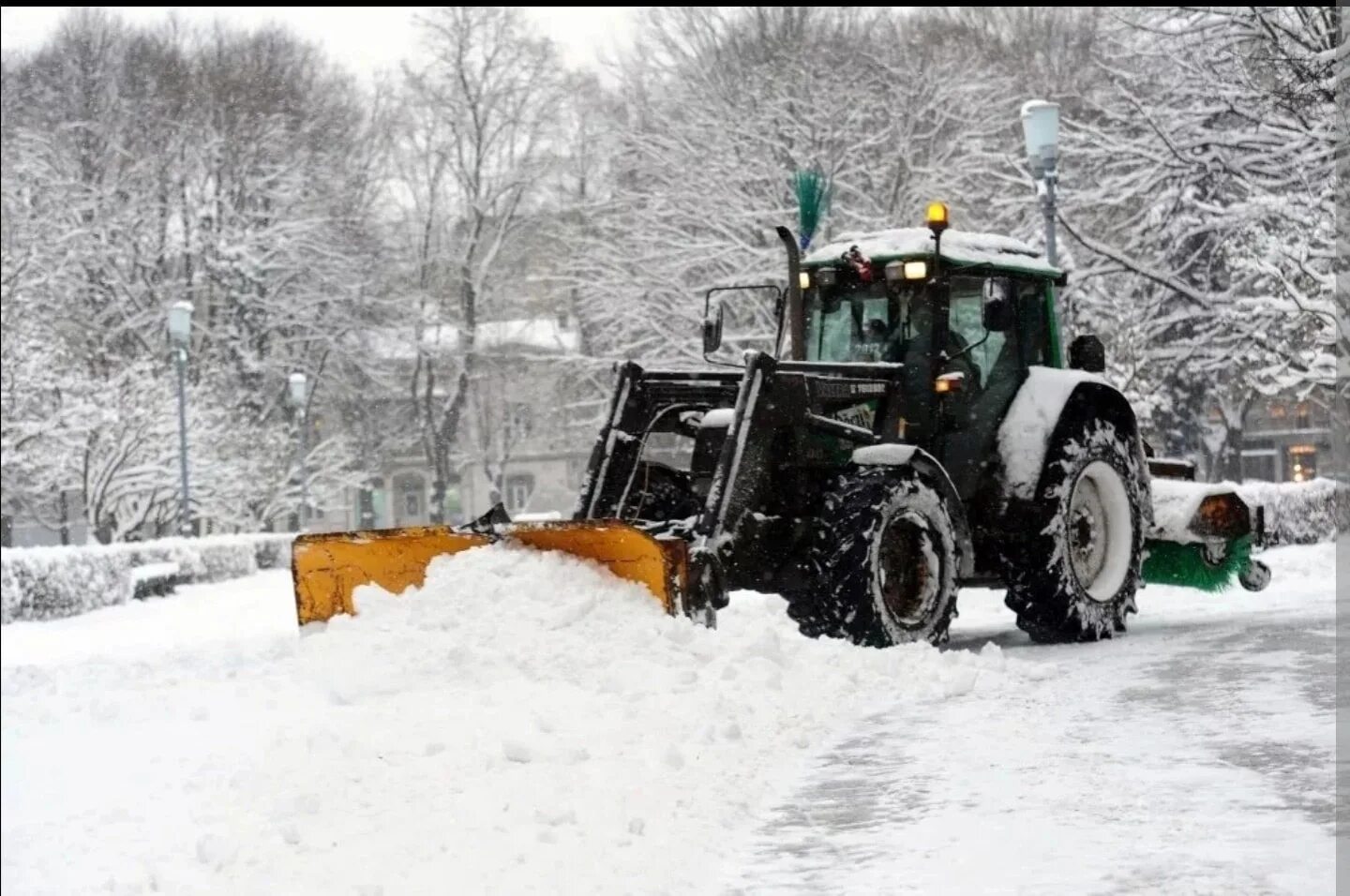 Уборка снега. Трактор мтз 82 убирает снег. Трактор для чистки снега. Тракторист после снегопада. Бульдозер для расчистки снега.