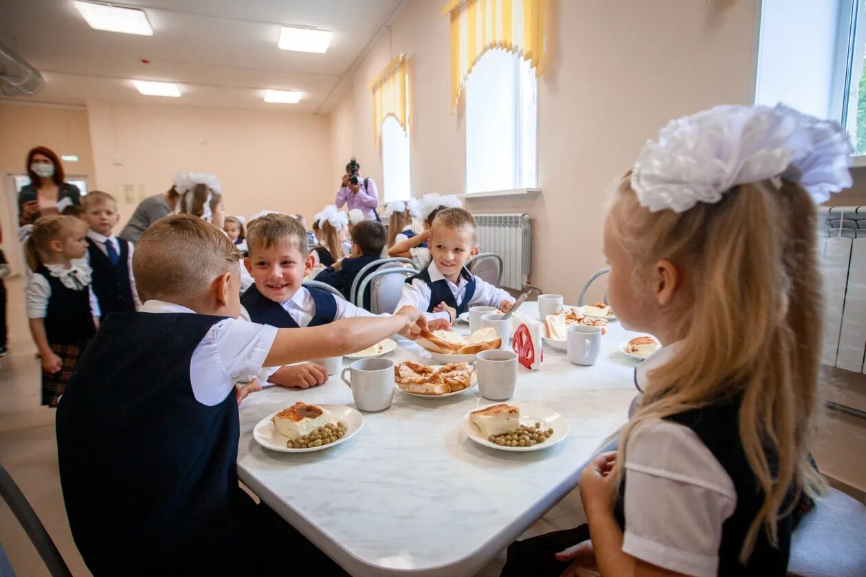 Столовая школа ученики. Школьная столовая. Обед в школьной столовой. Столовая в школе. Дети в столовой.