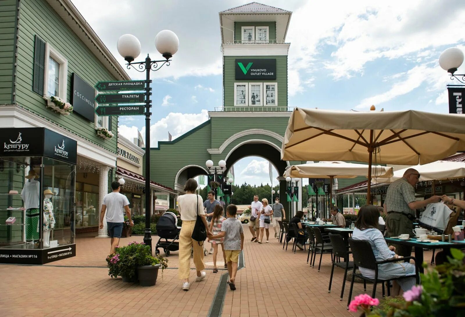 Outlet village магазины. Внуково аутлет Вилладж. Деревня аутлет Внуково. Новая Рига аутлет Виладж. Outlet Village Внуково.