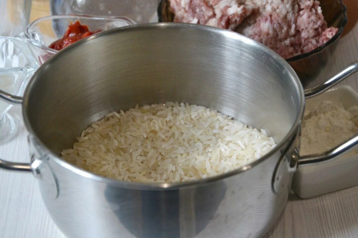 Отварить рис до полуготовности. Какой рис нужен для тефтелей круглый или удлиненный. Как отварить рис до полуготовности для тефтелей. Сварить рис до полуготовности для тефтелей.