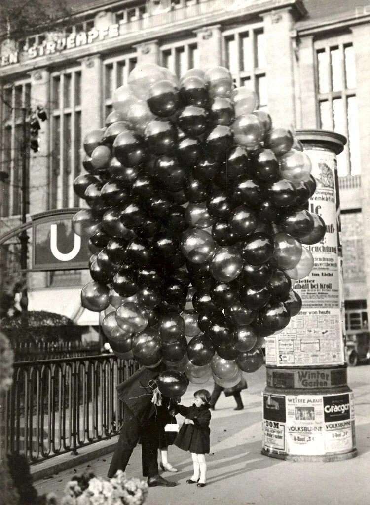 Первый воздушный шарик. Берлин 1935. Берлин 1935 год. Первые воздушные шары. Воздушные шарики СССР.