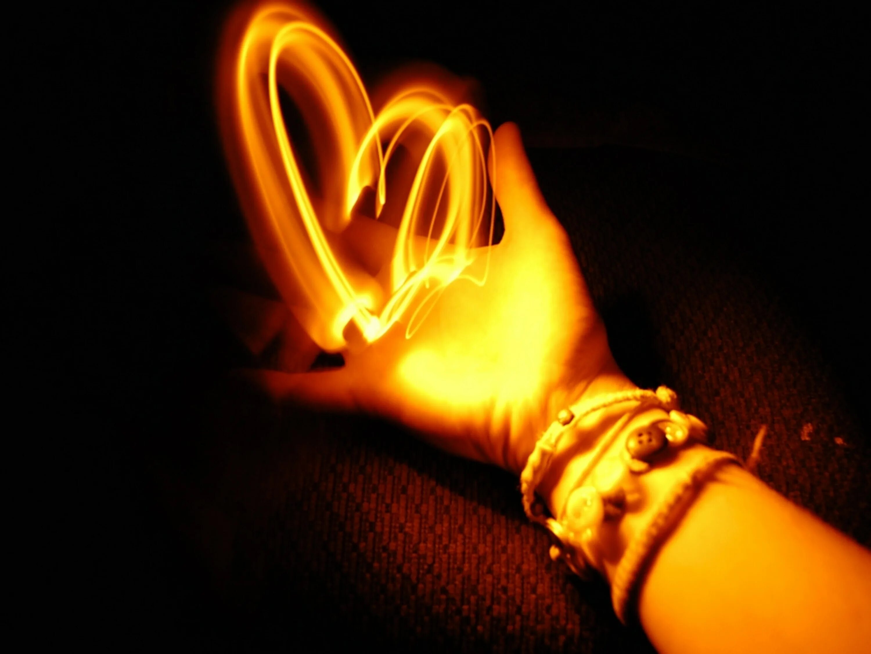 Сердце в лучах света. Огненное сердце. Сердце светится. Горящее сердце. Огонек в ладони.