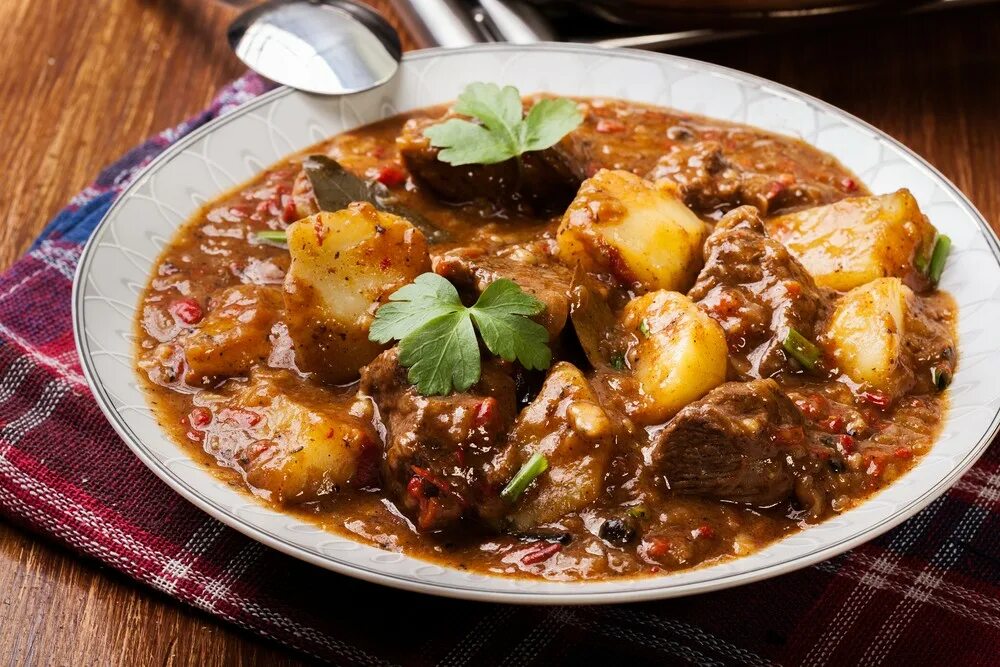 Жаркое с мясом. Жаркое из говядины. говядина тушеная с картофелем. тушеная говядина с картошкой. блюда с тушенкой из говядины.