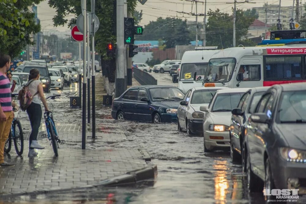 Осадки в краснодаре сегодня. Дождь в краснодаре. потоп в краснодаре. затопленный краснодар. де жд краснодар.