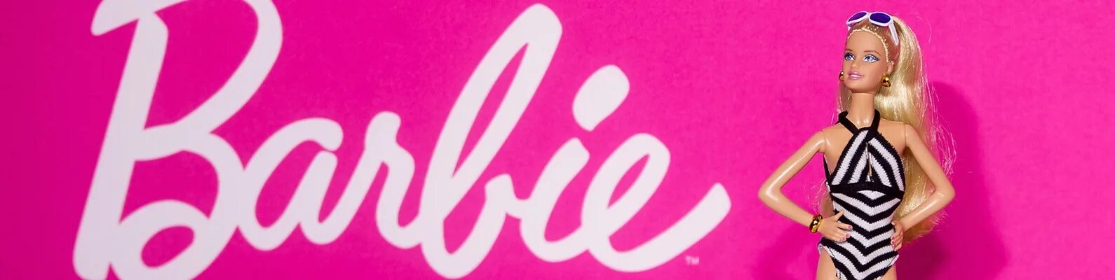 Донаты барби герл. Барби надпись. Барби 90х логотип. Фон Барби надпись. Розовая надпись Барби.