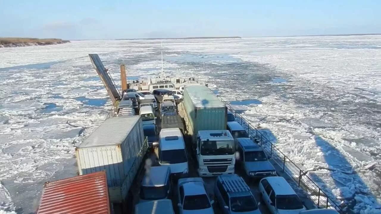 Переправа лена. Паромная переправа Якутск. Переправа Якутск-Нижний Бестях. Паромная переправа Лена. Якутск река Лена переправа.