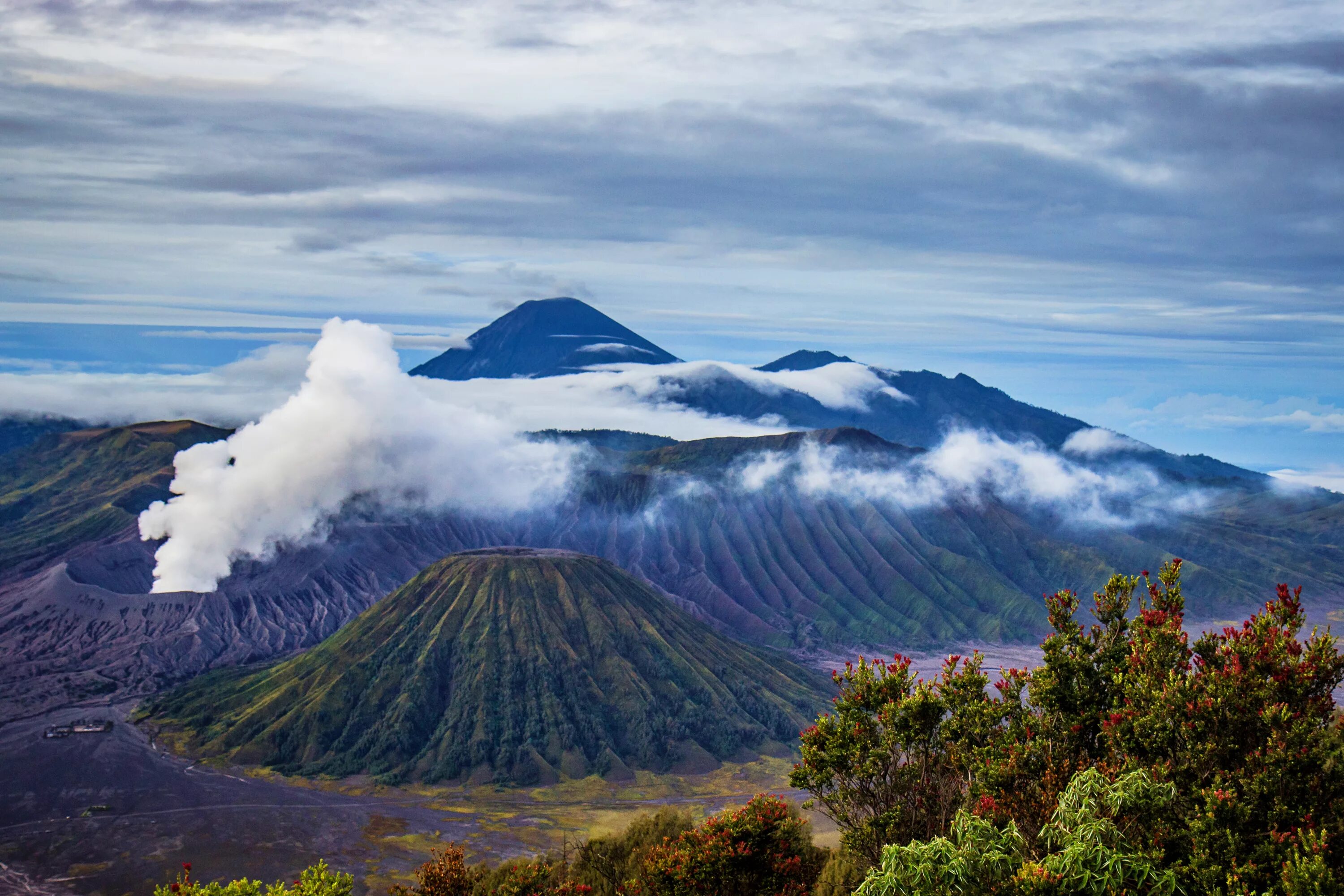 Известные вулканы на земле. Тенггерсе вулкан Бромо. Вулкан Везувий. Вулкан на острове Ява. Самый высокий вулкан острова Ява.