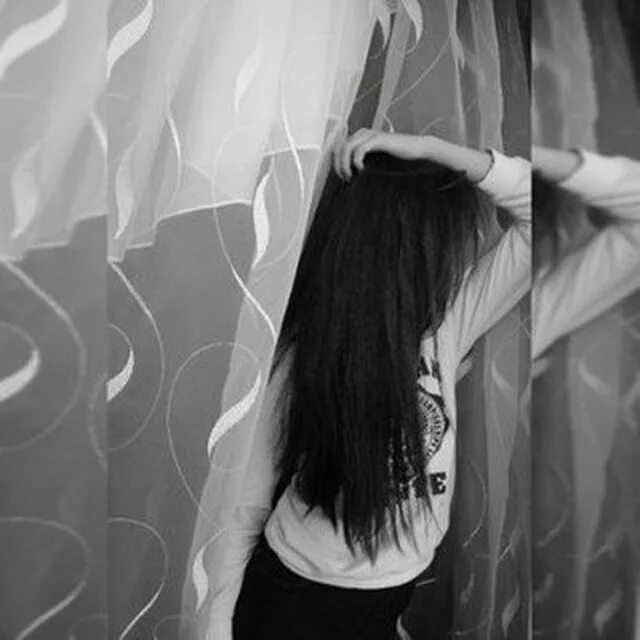 девушка прикрывает лицо.