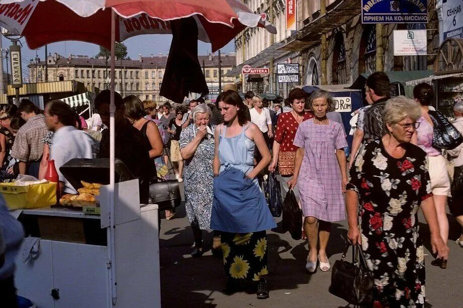 Россия в 1990 2000 годы. Сенная площадь Санкт-Петербург 90-е. Сенная площадь рынок 90е. Сенная площадь 1990е. Ларьки на Сенной площади в 90-е.