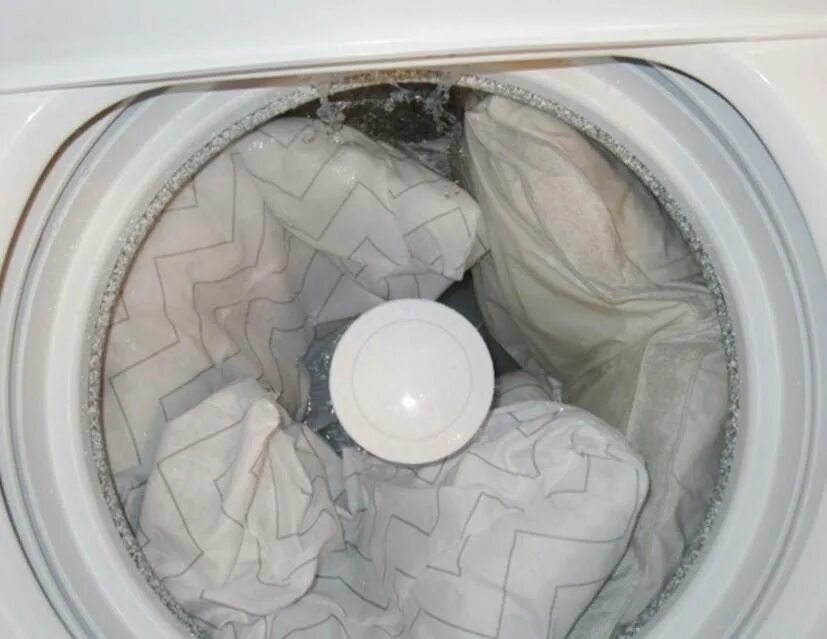 Стираем одеяло в стиральной машине автомат. Стирка подушек в стиральной машине. Одеяло в стиральной машине. Стиральная машинка с одеялом. Стиральные подушечки для стирки.