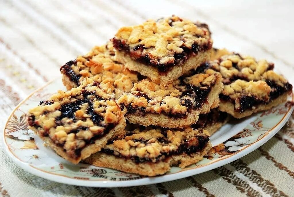 Тертый пирог каракум. Пирог с вареньем. Пирог с натертыми яблоками. Тёртый пирог с вареньем. Пирог с вареньем.