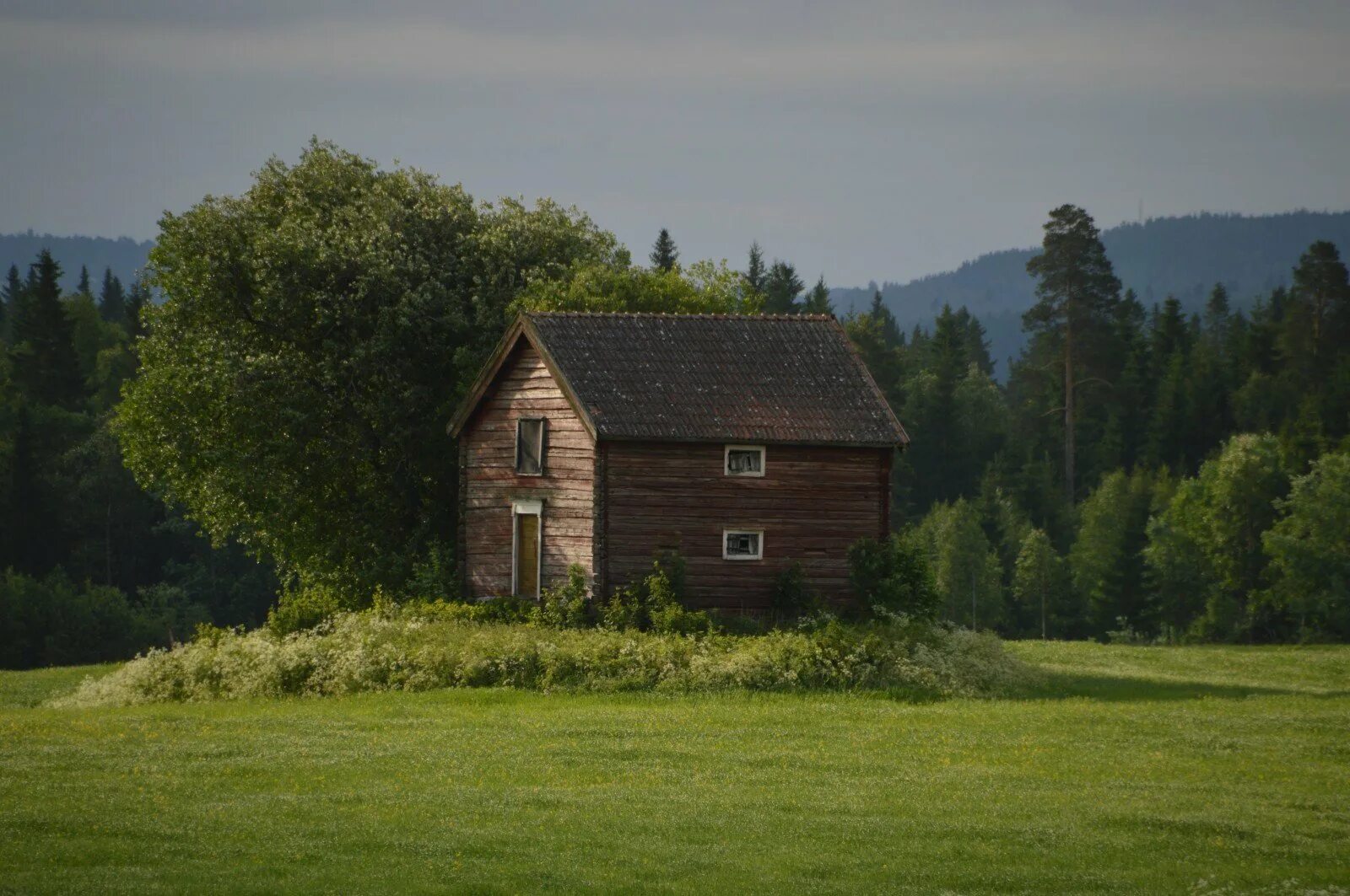 Деревня на пригорке. Деревня на холме. Дом на пригорке фото. Стихи про село родное. Лето картинки.