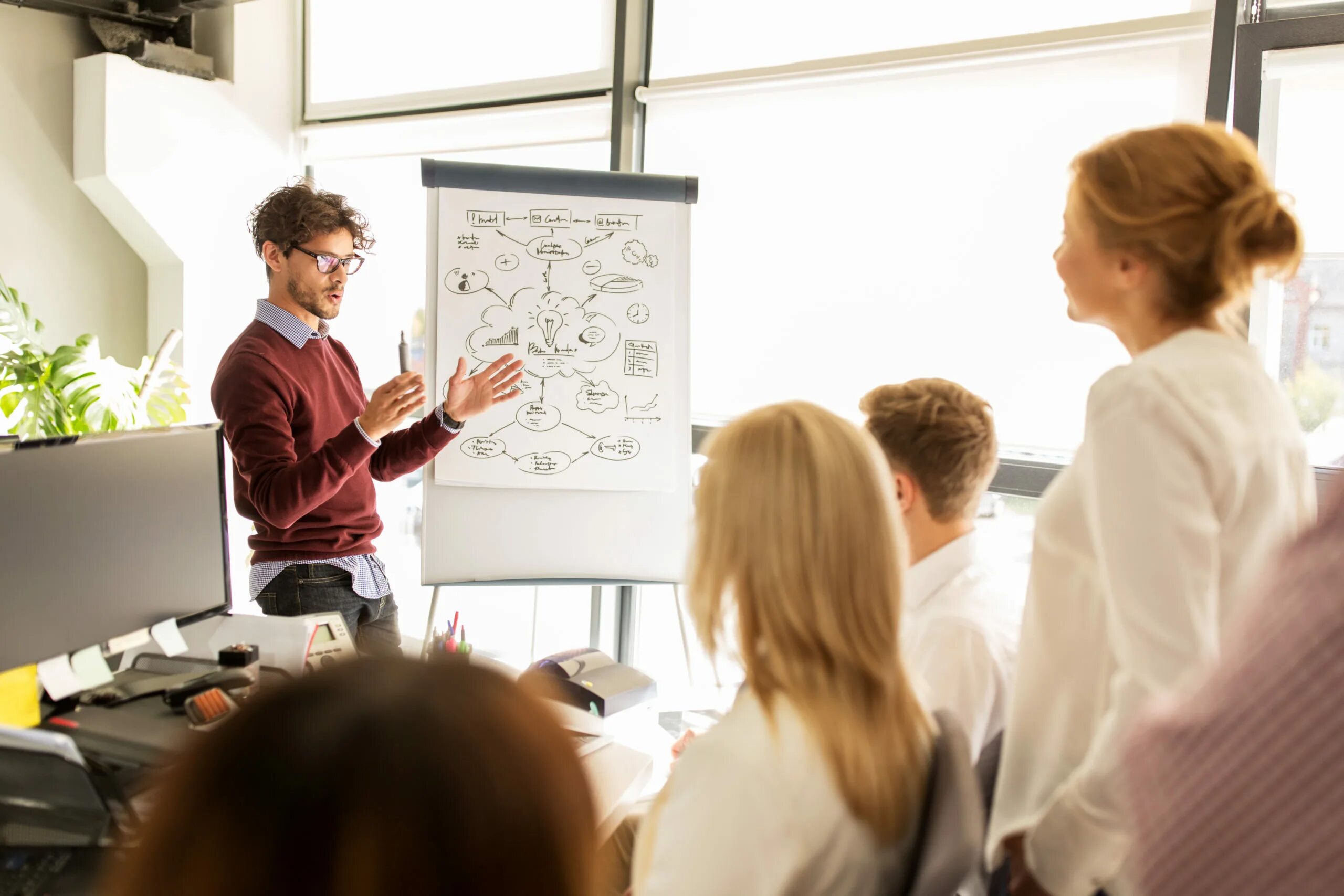 Student management. Человек презентует. Маркетолог профессия. Человек презентует проект. Креативность в бизнесе.