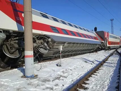 На станции стоят три