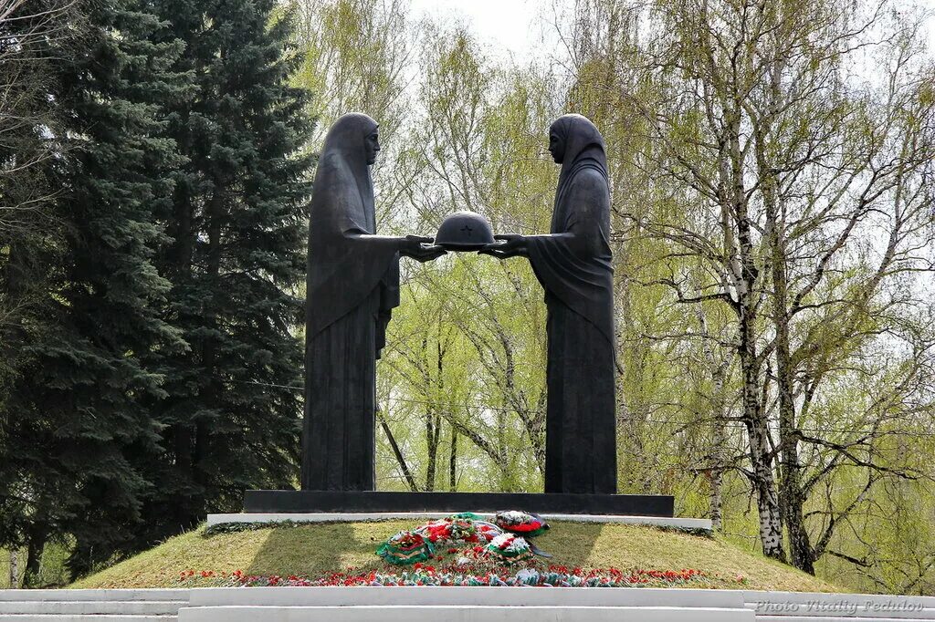 Памятник в парке интернационалистов спб. Мамаев курган волгоград скорбящая мать. Монумент «скорбящая мать» ульяновск. Скорбящая мать памятник волгоград. Скульптура скорбящая мать волгоград.