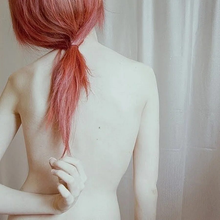 Маленькая худая рыжая. Рыжая девушка со спины. Девушка с красными волосами без лица. Девушка с красными волосами со спины.