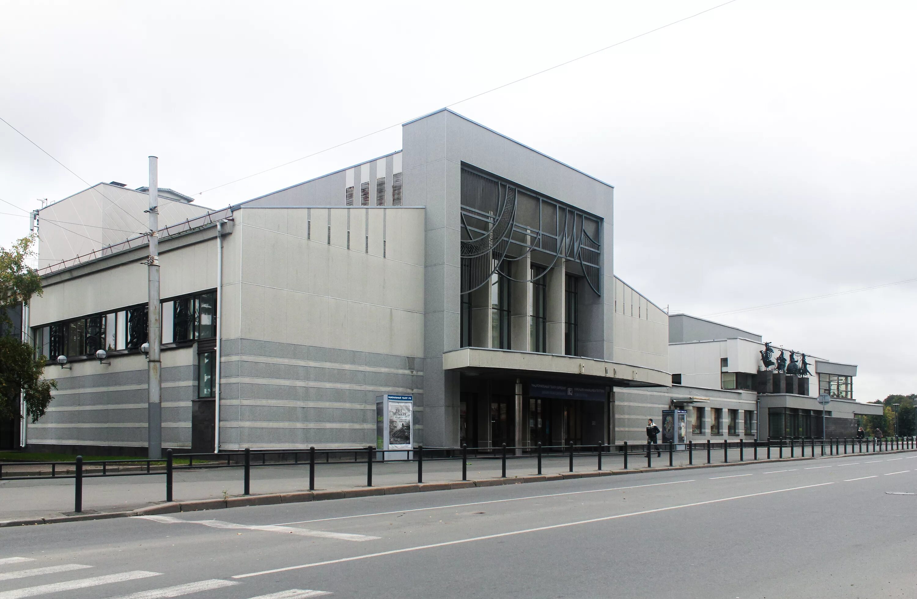 Национальный театр петрозаводск. Площадь кирова и музыкальный театр республики карелия. Финский театр петрозаводск. Театральный петрозаводск. Финский театр петрозаводск.