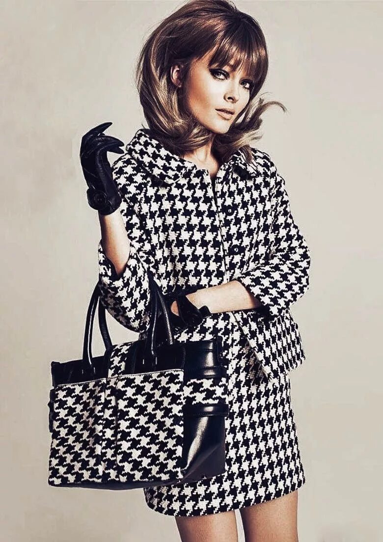 Трикотажный костюм гусиная лапка. Пальто пье де пуль. Платье принт гусиная лапка. Модное платье в гусиную лапку. Гусиная лапка одежда.