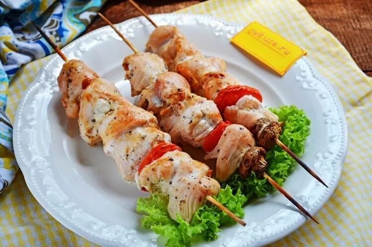 Шашлык из филе грудки. Куриные шашлычки на шпажках. шашлык куриный. курица на шпажках в духовке. куриный шашлык в духовке.
