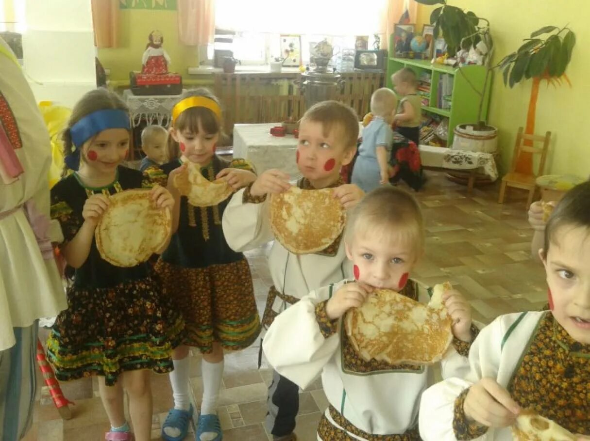 Масленица в детском саду. Дети в садике на Масленицу. Масленица в детском саду в группе. Костюмы для Масленицы в детсаду. Масленица в яслях детского