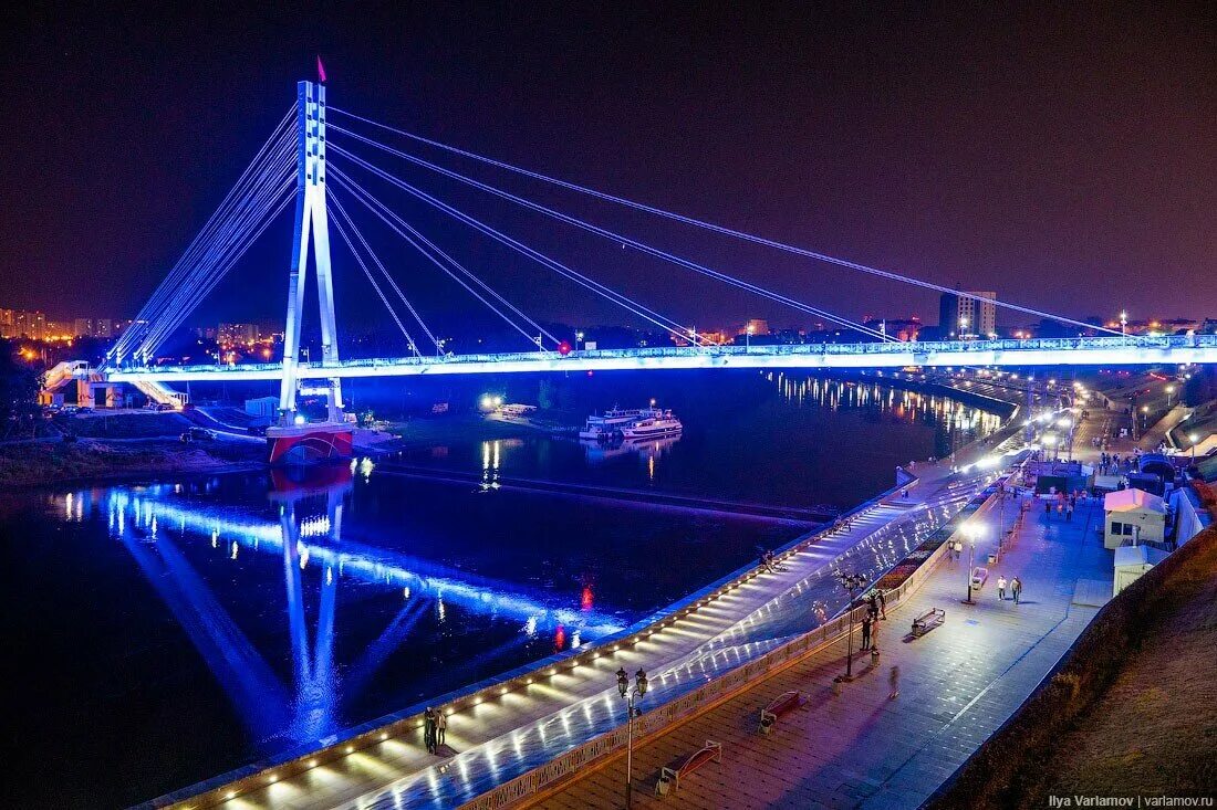 Тюмень фото. Город Тюмень. Мост влюбленных город Тюмень. Вантовый мост Тюмень. Тюмень мост влюбленных ночью.