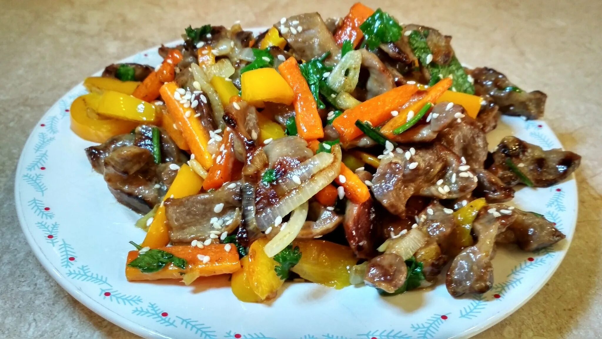 Куриные сердечки и желудки рецепт тушеные. Тушёные желудочки куриные с овощами. куриные желудки блюдо. куриные пупки жареные. куриные желудки с овощами по китайски.