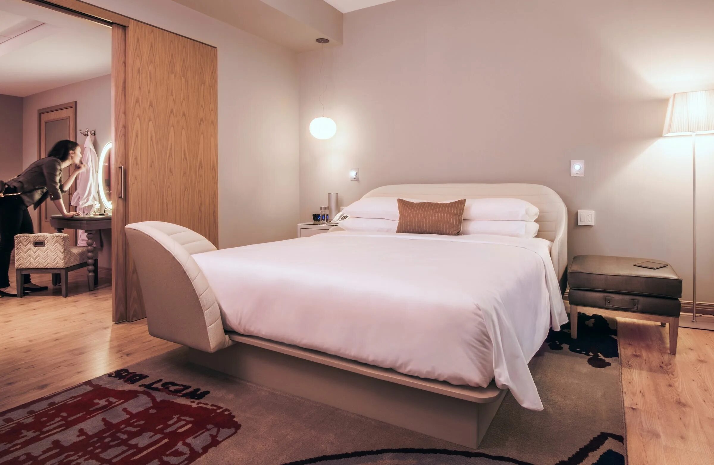 Кровати в номерах гостиниц. Кровати для гостиниц. Кровать двуспальная для гостиницы. Отель гамма дельта измайлово 4 звезды. Кровать в отеле.