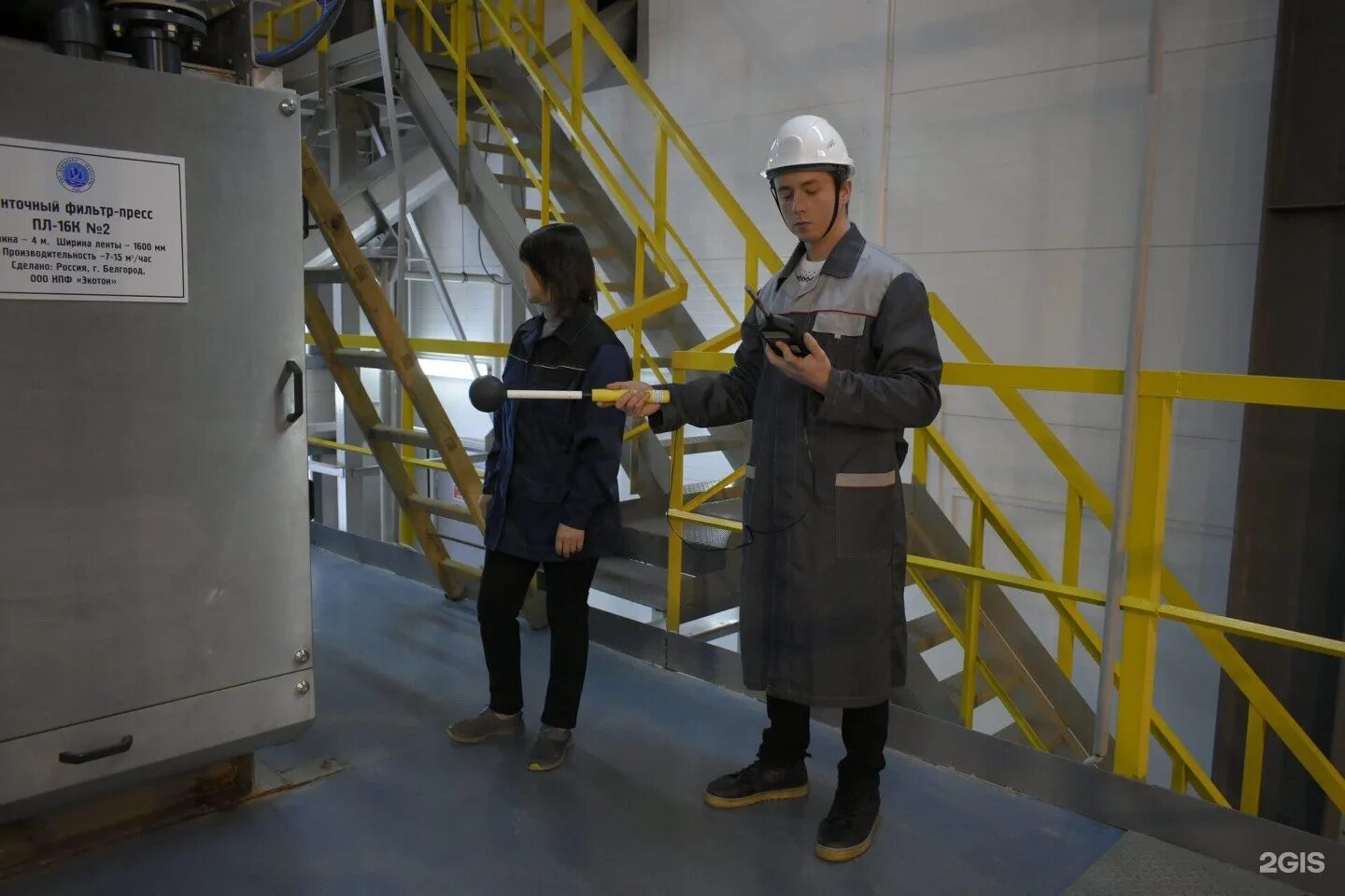 Спецоценка в калуге. Что такое четвертая смена на заводе. Работник в каске. Вибробезопасные условия труда. Оценка условий труда фото на белом фоне.