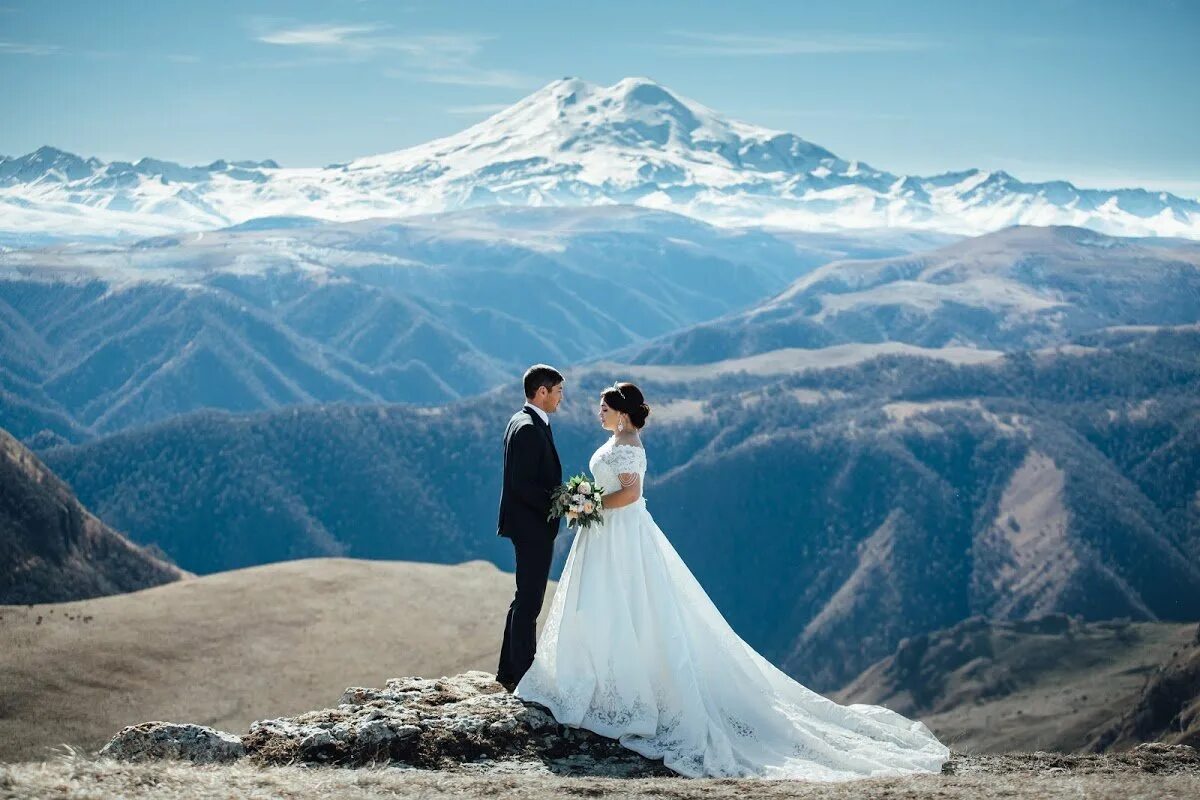 Женихи кавказа. Свадьба на Кавказе. Кавказская свадьба. Свадьба в горах. Невеста в горах.