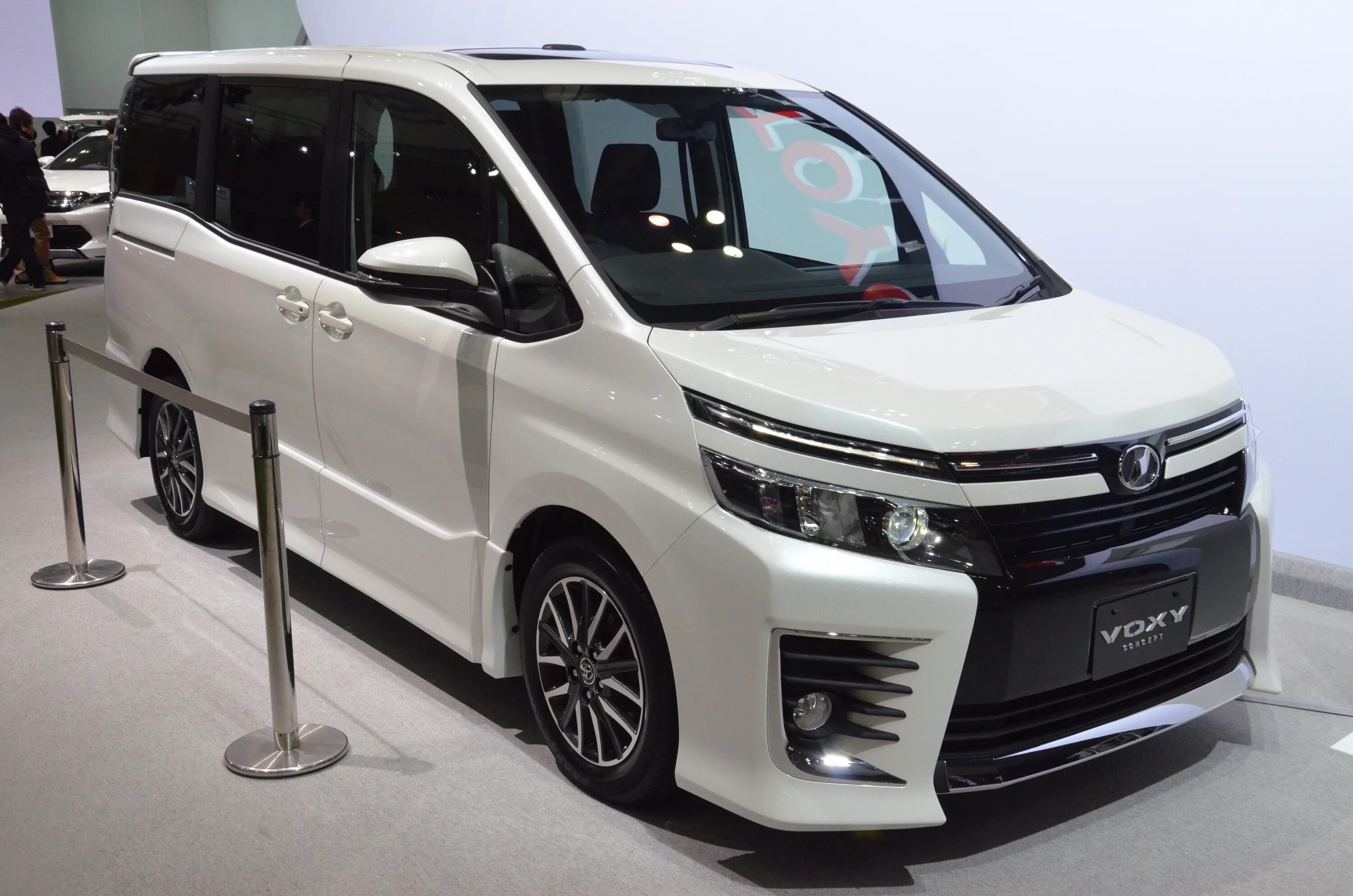 Toyota noah 2015. Тойота ноах 2013. Тойота ноах гибрид. Ноах 2014. Ноах 2014.