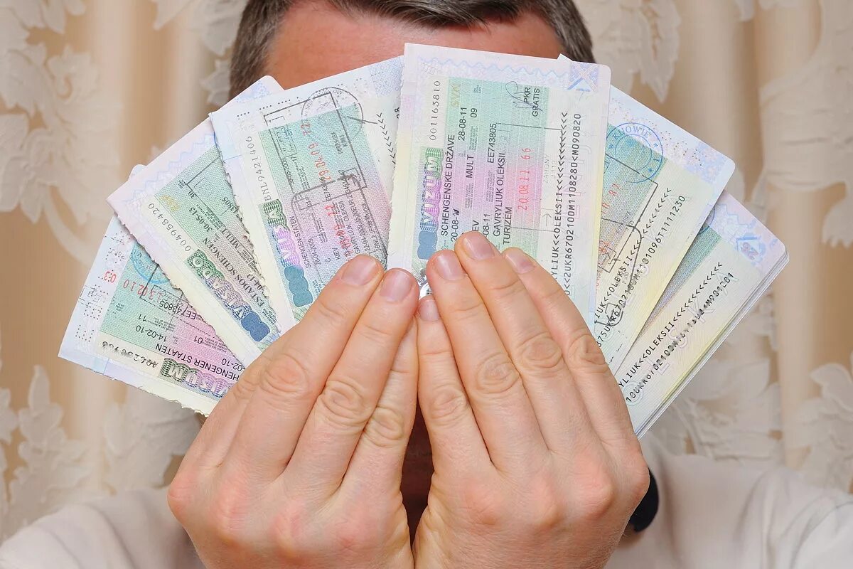 Шенген сегодня. Польская Национальная виза. Шенген виза Польши. Виза шенген деньги. Шенген в руках у человека.